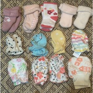 💥 $5 if bundled - Set of 5 infant socks & 8 pairs of anti scratch mittens
